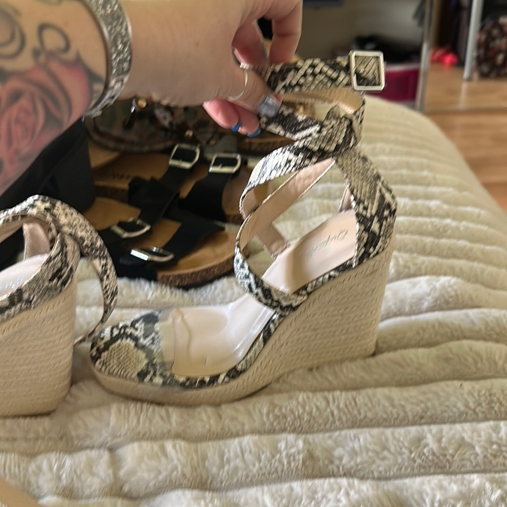 Size 7 strappy  snake wedge - Picture 2 of 8